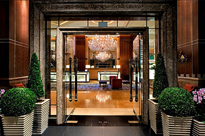 Entrance view of lobby at Holiday Inn Singapore